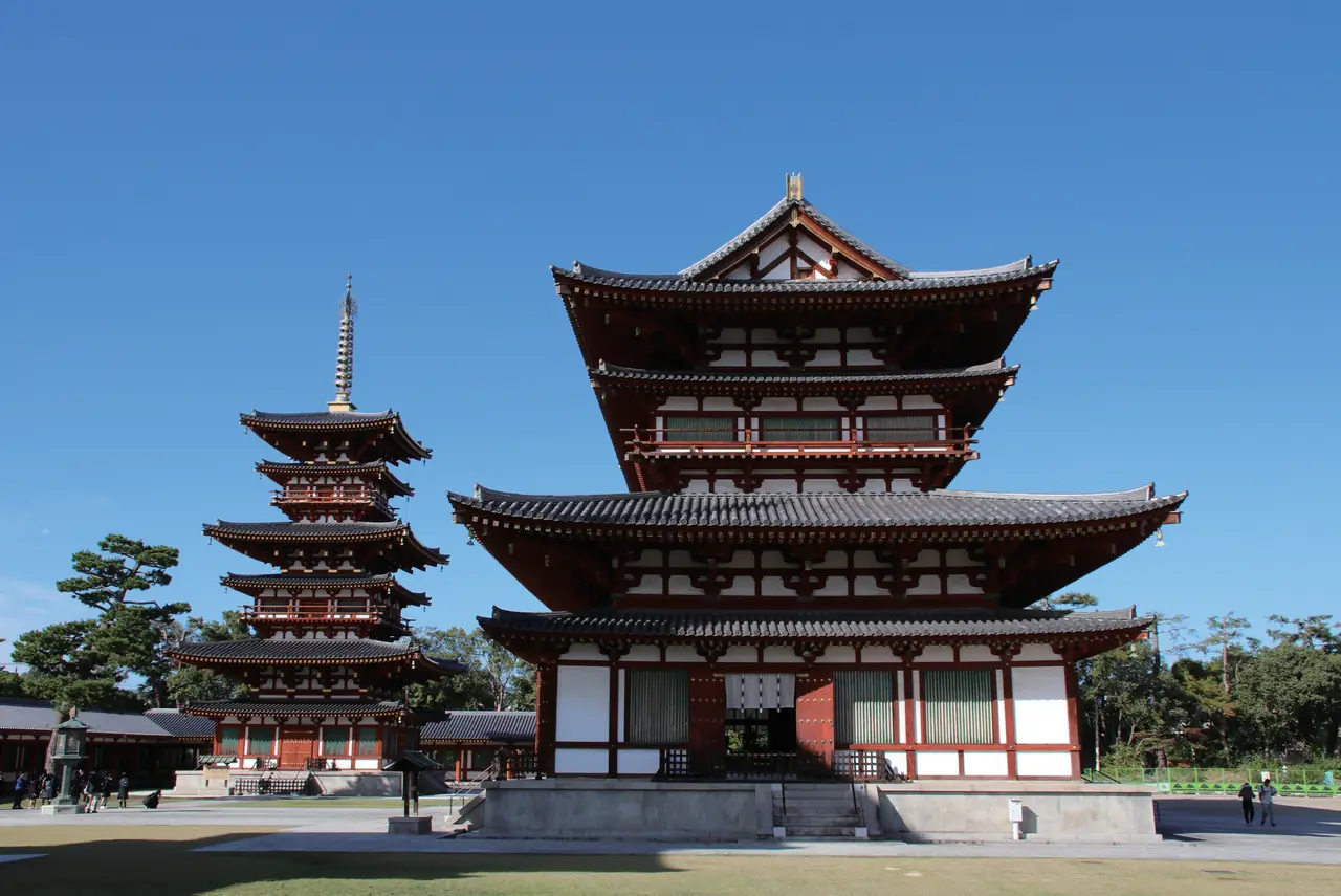 青空の下に建つ薬師寺の塔とお堂