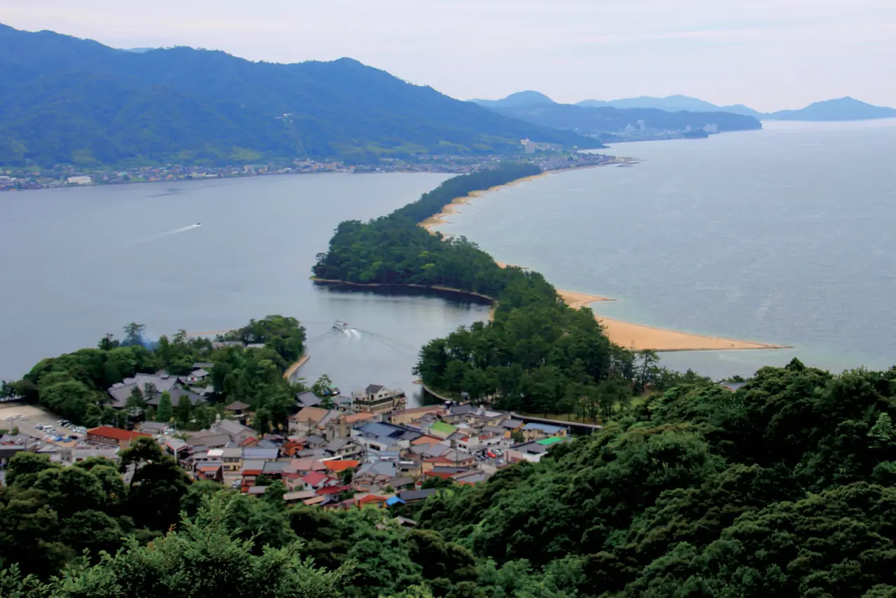 高い所から見下ろした天橋立。湾に細く延びる緑の砂州