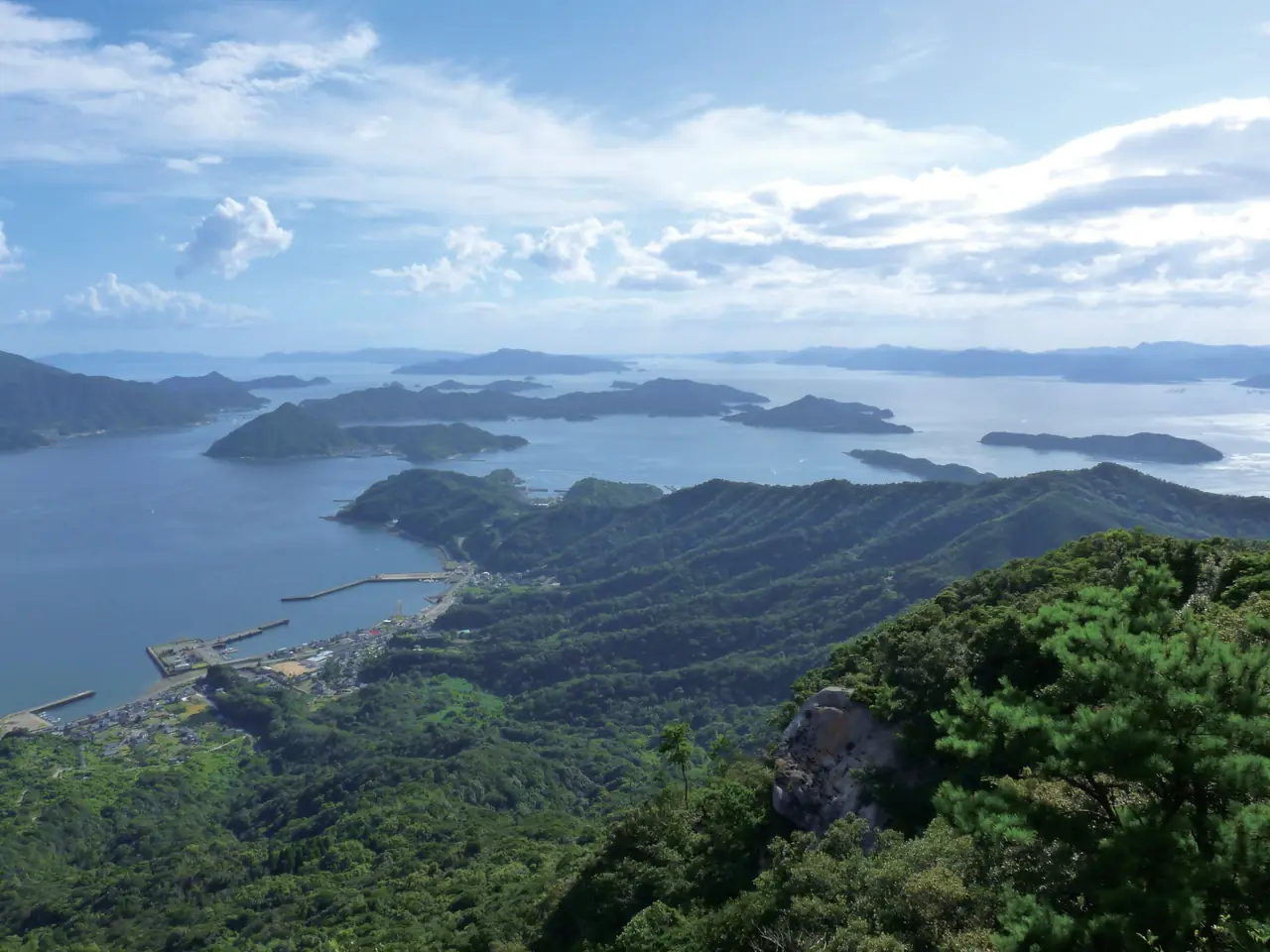 山の上から見下ろした、緑の島々が点々と浮かぶ天草の海と入り江